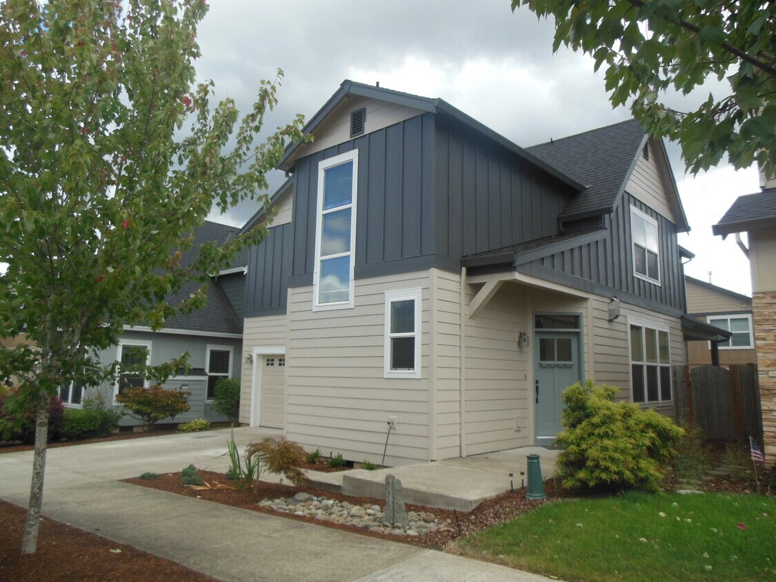 Beautiful Nicely Maintained Two Level Home... House Rental in Oregon