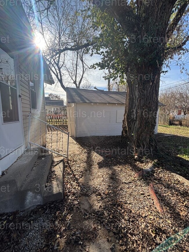 Building Photo - 2 bedroom 1 bath available NOW!