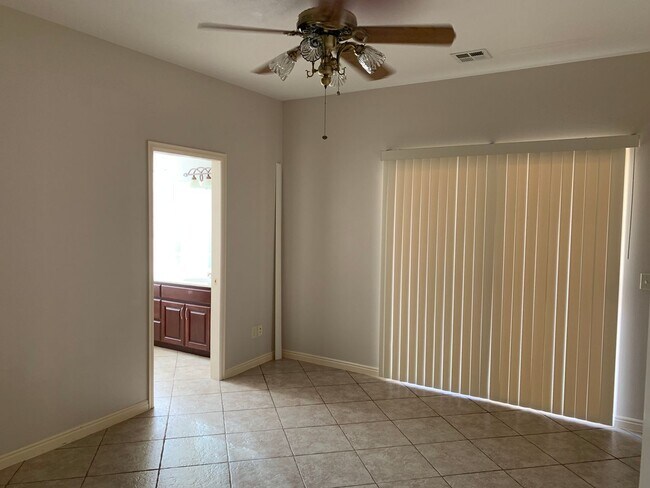 Foto del edificio - Beautiful 4 Bedroom 2 Bathroom Home
