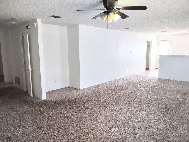 Foto del edificio - $1945  3 bedroom / 2 bath house in Quail Run in Sanger