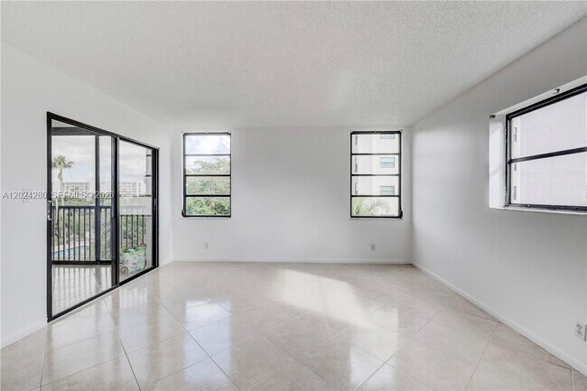 Foto del edificio - 2205 S Cypress Bend Dr