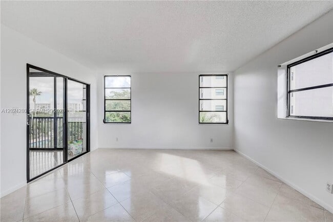 Building Photo - 2205 S Cypress Bend Dr
