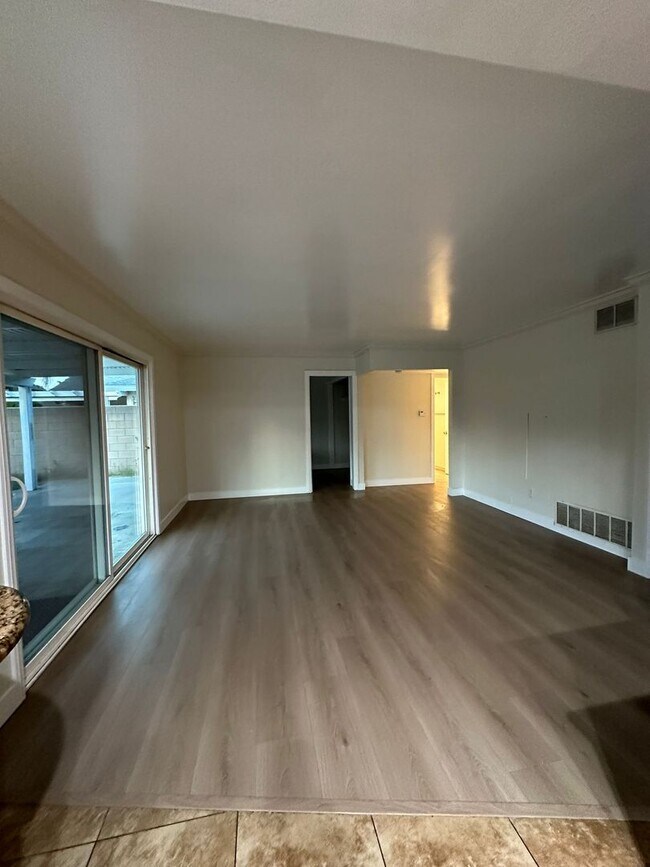Building Photo - Ontario single house 4 beds 3 baths for lease