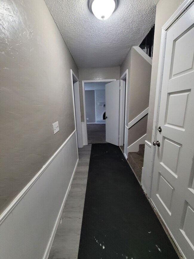 Building Photo - 4 Bedroom House Available