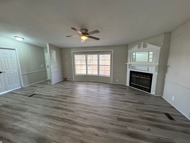 Foto del edificio - 3 Bed/ 2 Bath Home Off of White Drive