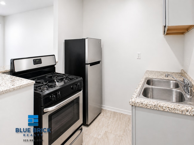 Building Photo - 5942 N Tujunga Ave