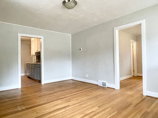 Building Photo - Darling Updated Cottage Near Liberty Park!