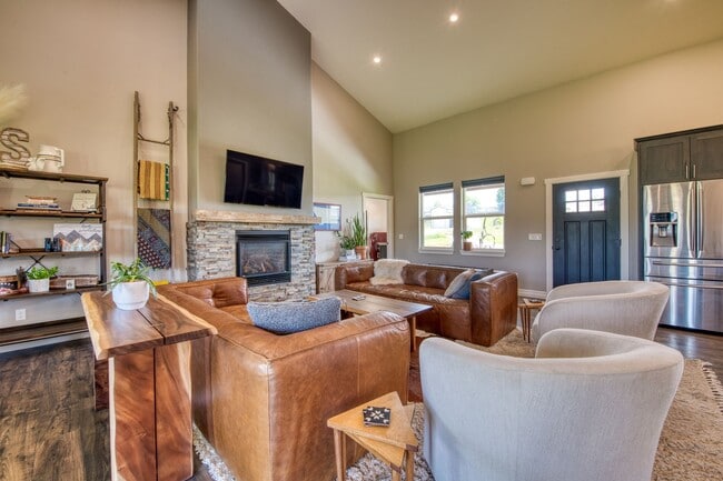 Building Photo - Newer 3 bed 3 bath in Corvallis