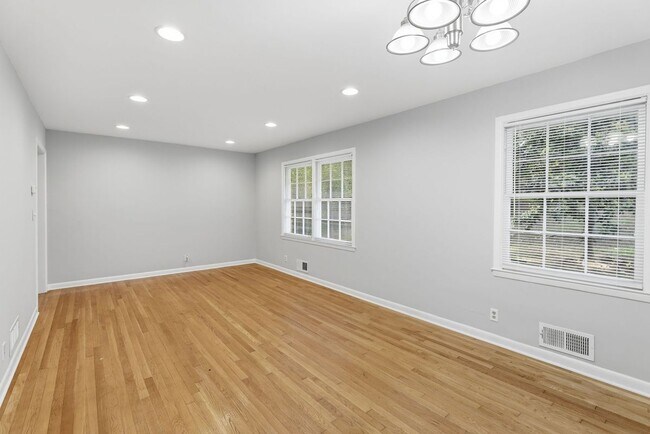 Foto del edificio - 4411 Langdon Dr