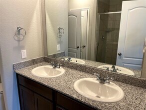 Building Photo - 25530 Valverdant Ct