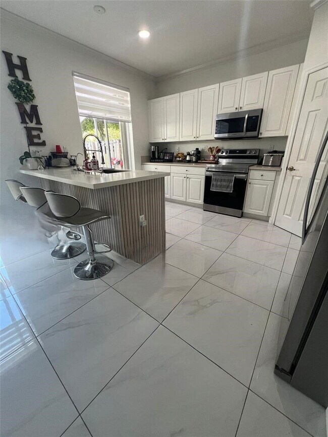 Foto del edificio - 5621 NW 112th Ct
