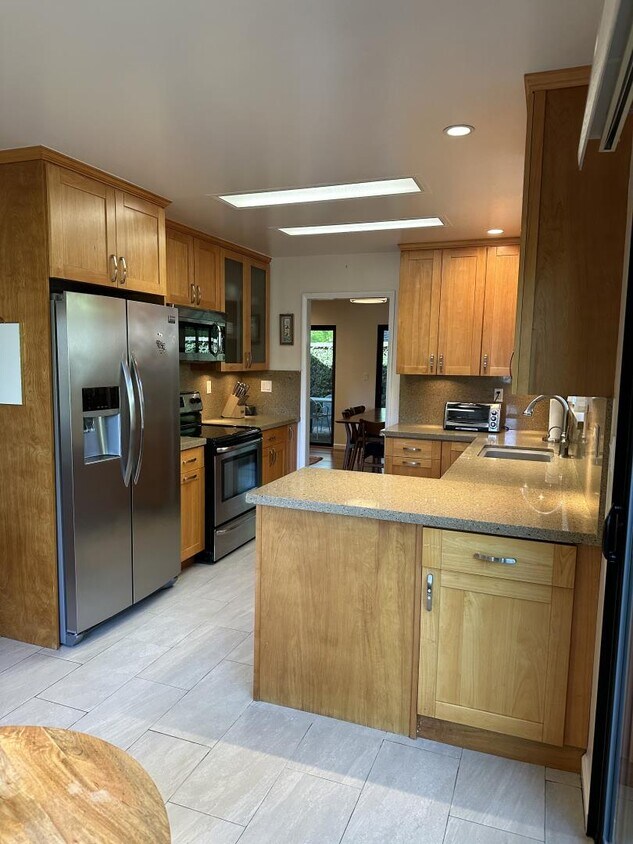 Building Photo - 2458 Sharon Oaks Dr