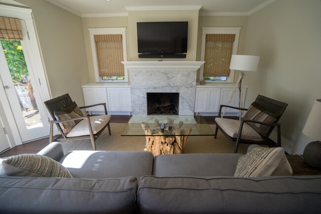 Gas Burning Fireplace - 1420 Bonnie Brae St