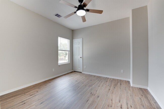 Foto del edificio - 8202 Homewood Ln