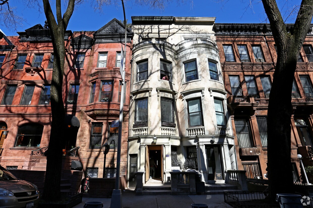 Building Photo - 33 W 94th St