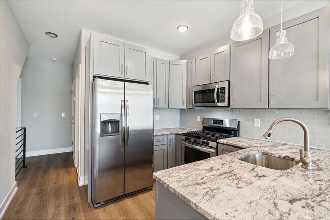 Foto del edificio - NEWLY CONSTRUCTED 3 bed/2 bath with Privat...