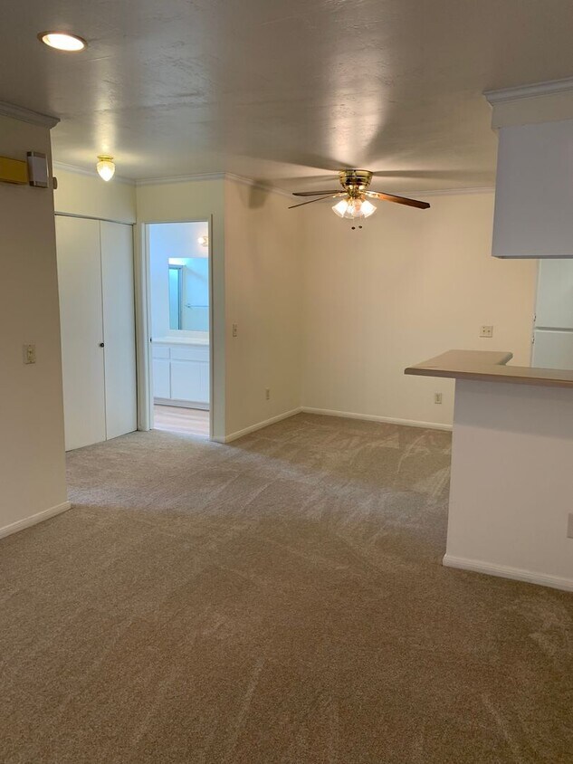 Foto del edificio - Convenient location!! Upper 1 bedroom clos...