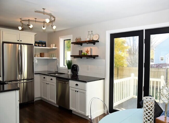 Cocina *Tenga en cuenta que se han realizado algunas mejoras desde que se tomó esta foto. - 112 Bridgham St