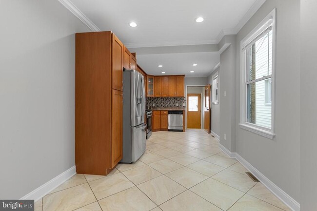 Building Photo - 2637 E Madison St