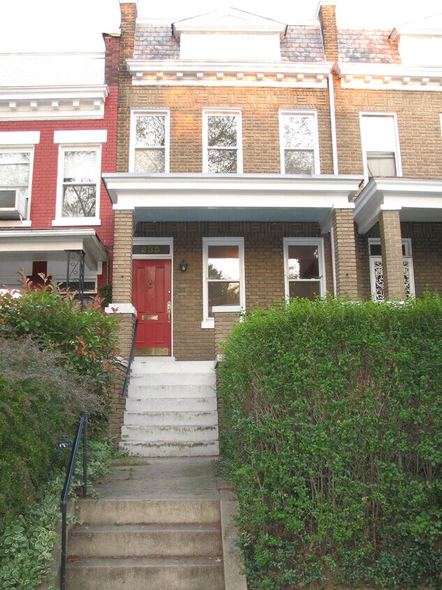 Primary Photo - 235 Tennessee Ave NE