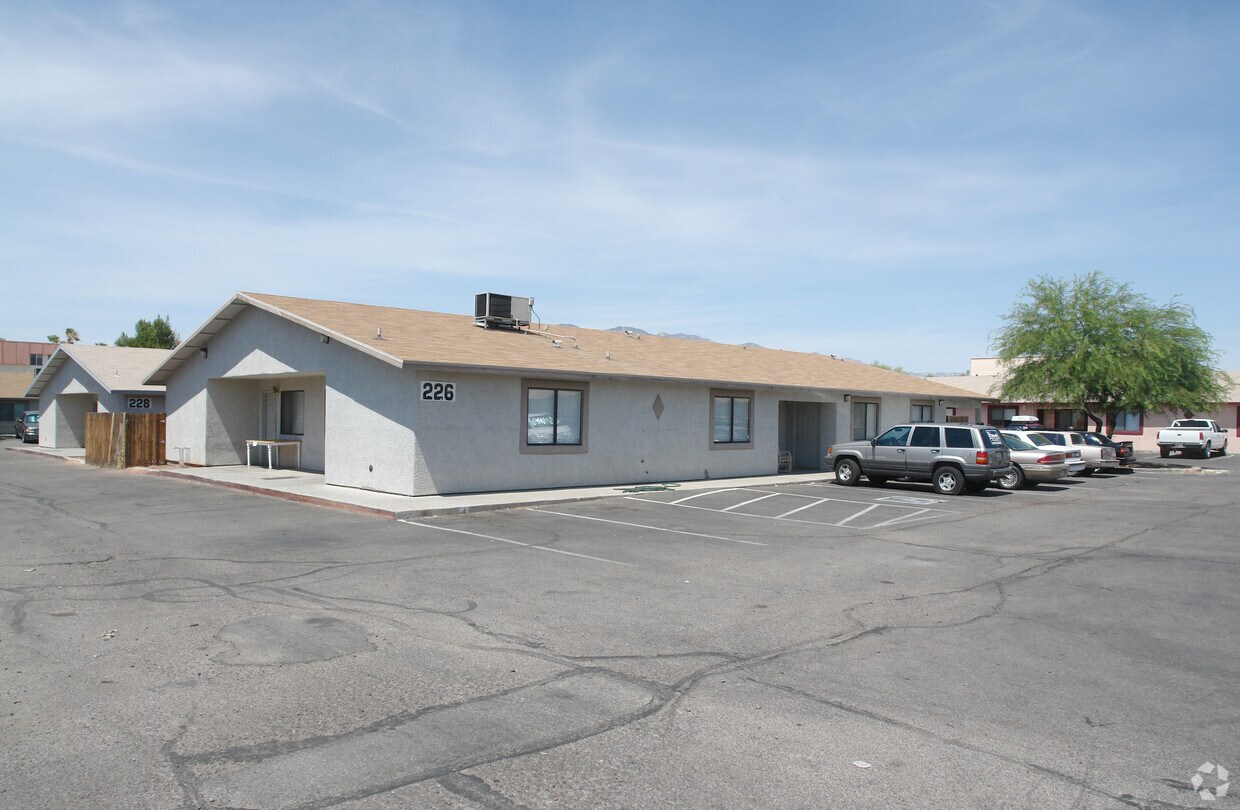 Primary Photo - 224 W Roger Rd