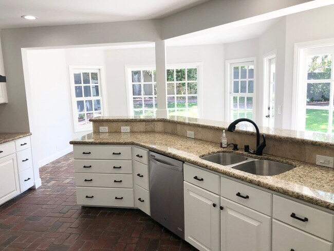 Foto del edificio - 3 Bed 2 Bath Single Family Home in Eastbluff
