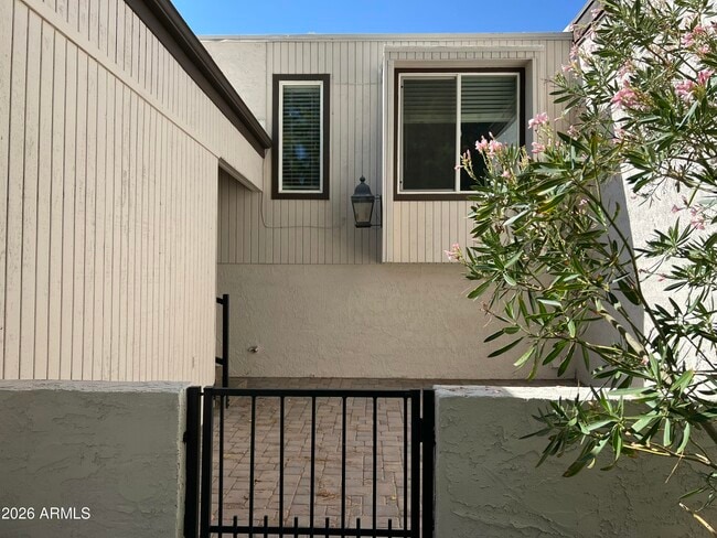 Building Photo - 7527 E Pleasant Run