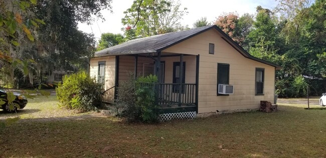 Foto del edificio - 2012 Husson Ave