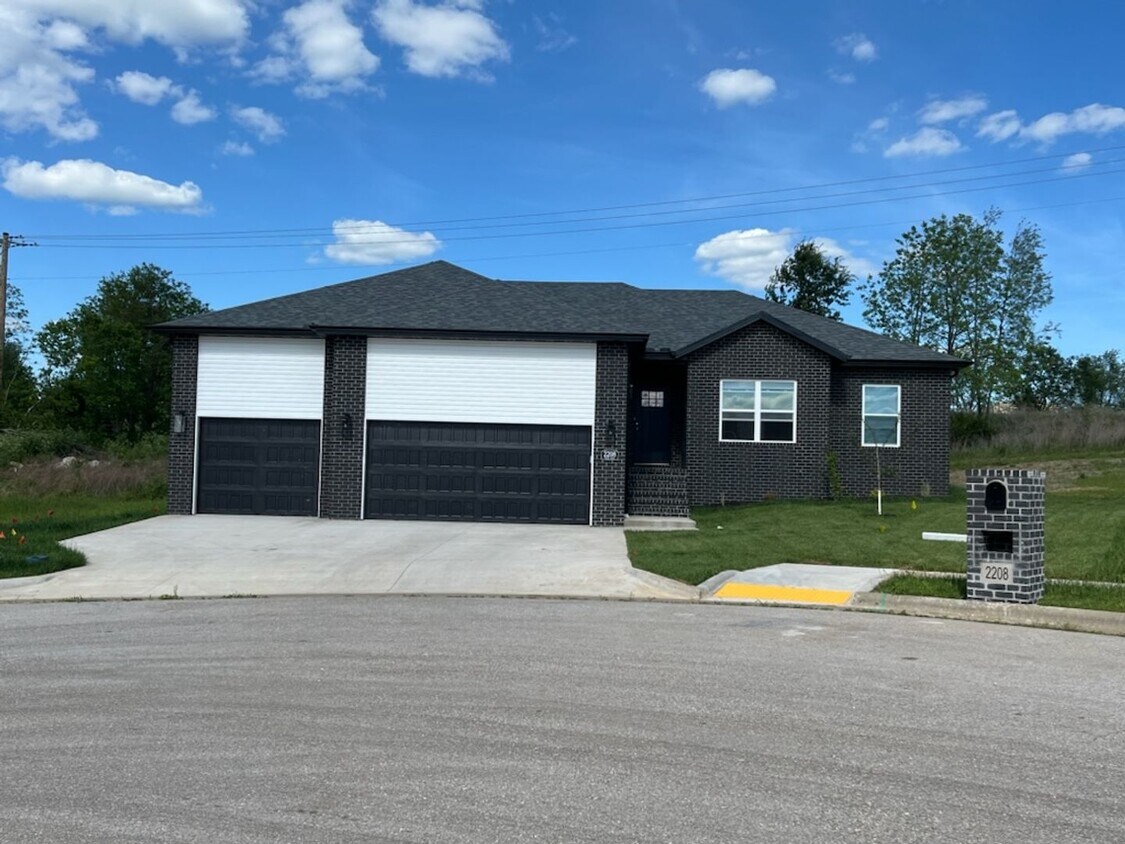 Primary Photo - 4 Bed Ozark Home Availalbe Early June!