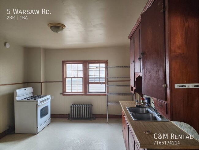 Building Photo - 2 Bedroom Upper Apartment with potential f...