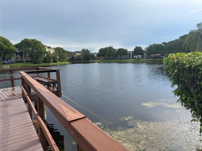 Foto del edificio - 250 Jacaranda Dr