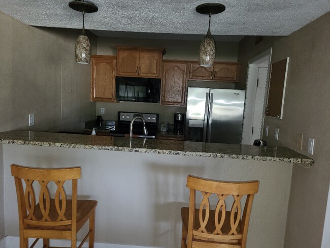 Foto del edificio - 681 Olde Camelot Cir