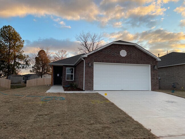 Foto del edificio - *Save $500!* Three Bedroom | Two Bath Home in Robinson Ranch