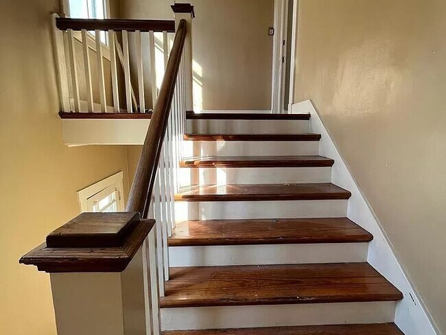 Building Photo - Spacious apartment available
