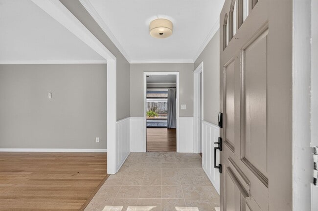 Building Photo - 677 Selkirk Dr
