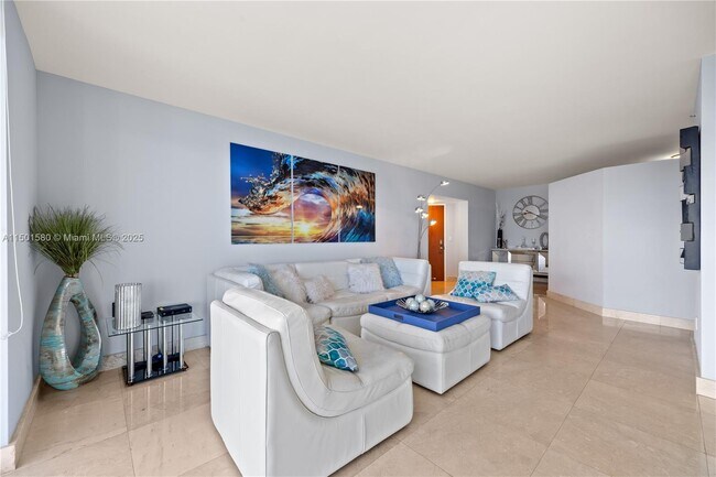 Foto del edificio - 6365 Collins Ave
