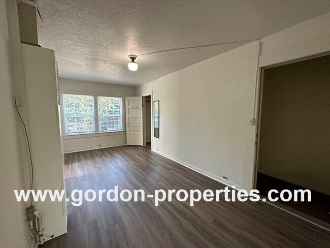 Foto del edificio - VACANT (4714) Belmont SE 4712-4716