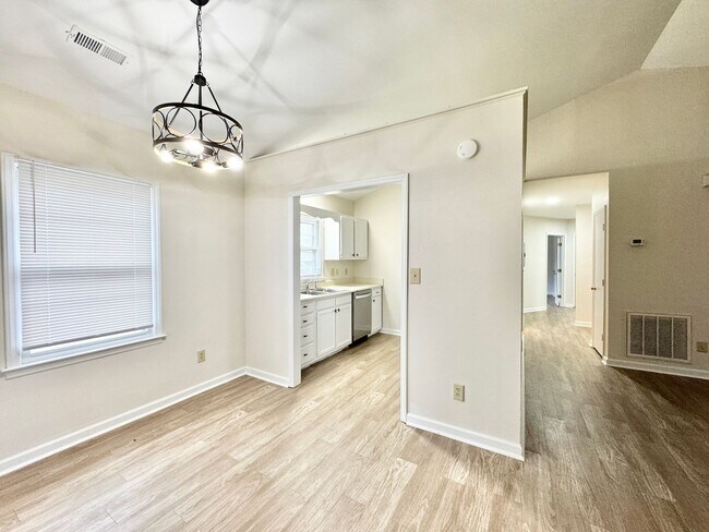 Foto del edificio - Incredibly Spacious 4 BR House w/ Bonus Ro...