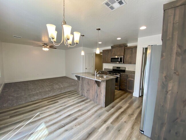 Building Photo - 4 br, 2.5 bath House - 5868 S Charger Loop