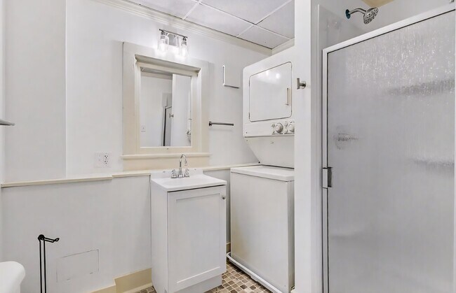 Baño - 222 N Eagle St