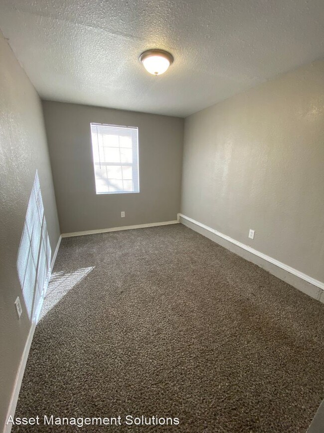 Building Photo - 5 br, 1.5 bath House - 2645 Lakeside Dr.