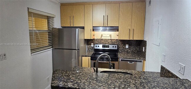 Foto del edificio - 811 NE 14th Pl