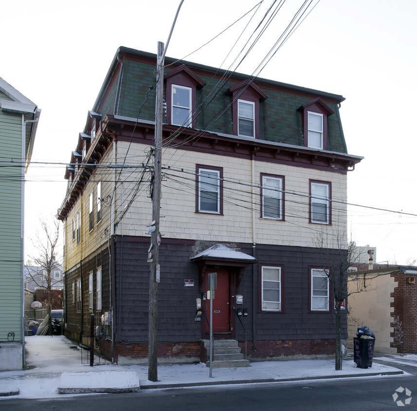 Primary Photo - 221 Valley St