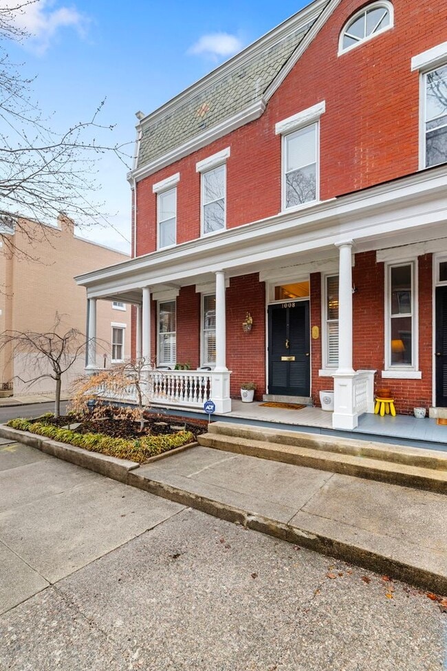 Foto del edificio - Beautiful 3 Bedroom Corner Lot on West Ave! ***Available 08/10/2026***