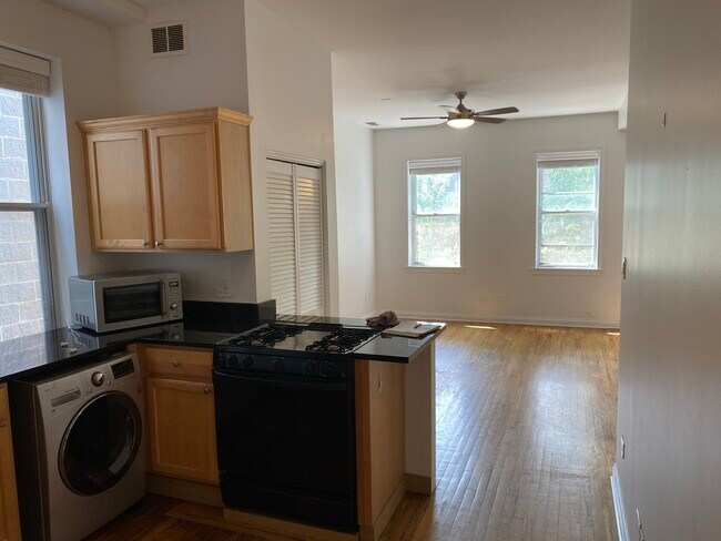Building Photo - 851 N Hermitage Ave
