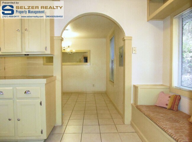 Foto del edificio - Charming 2 bd. bungalow set against the we...