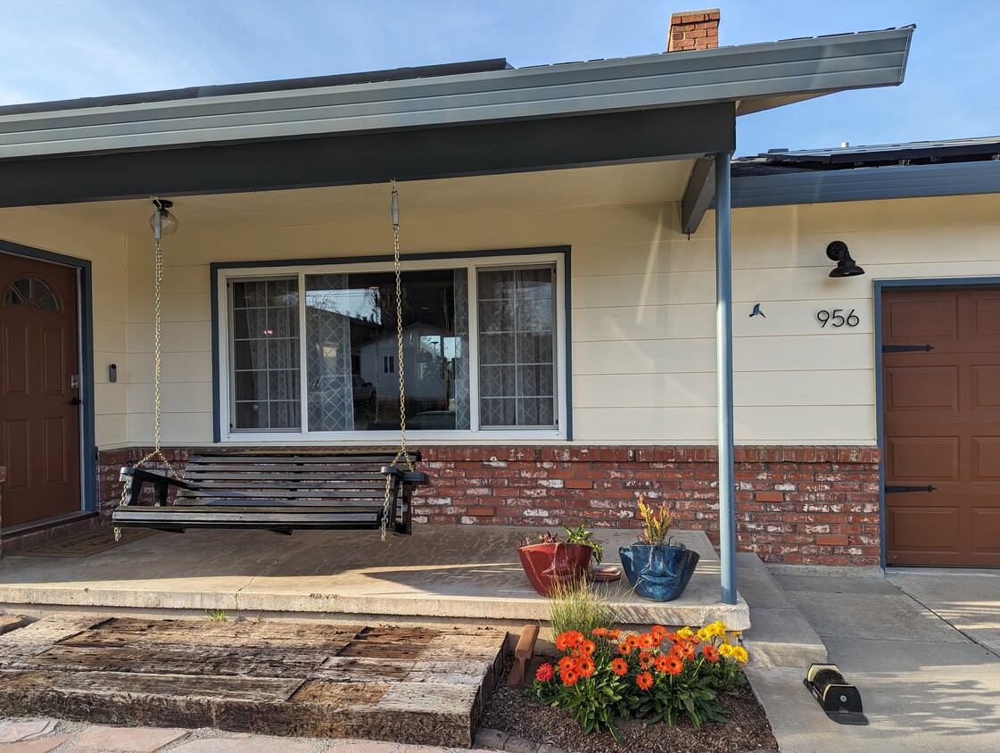 Primary Photo - 956 Lupin Ave