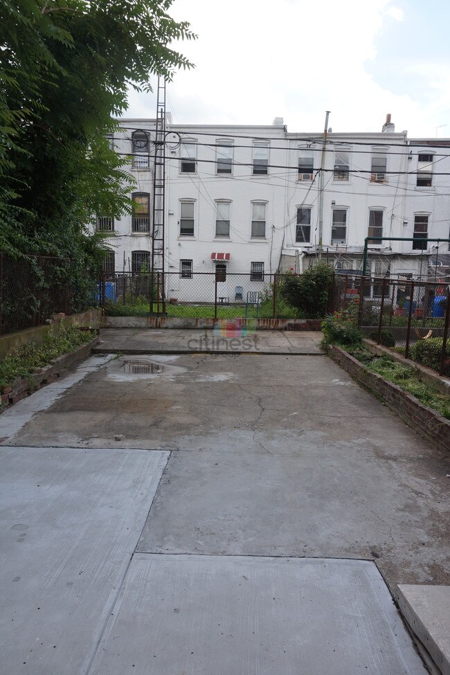 Building Photo - 426 58th St