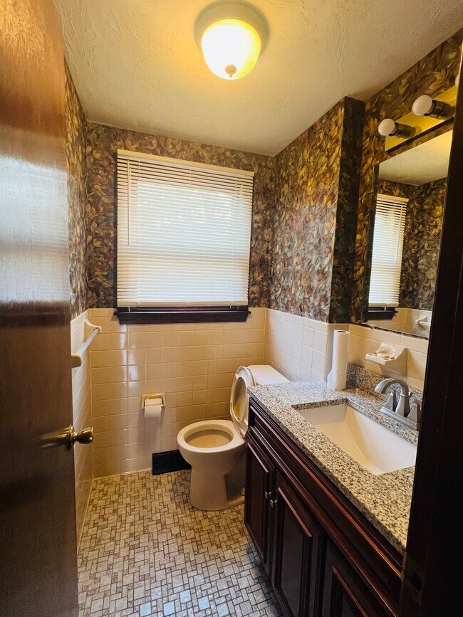 Building Photo - 54 Country Club Dr