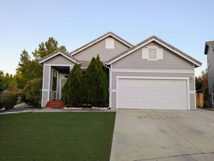 Foto principal - Stylish 4-Bedroom Home Near Red Hawk Golf ...